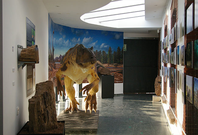 Descubre cómo vivieron los dinosaurios y realiza actividades de montaña 10 €
