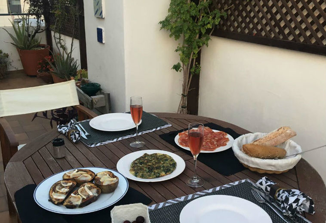 Familia con dos hijas de 17 y 14 años con muchas ganas de viajar y compartir experiencias culturales 10 €