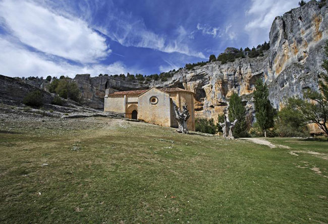Descubre cómo vivieron los dinosaurios y realiza actividades de montaña 10 €